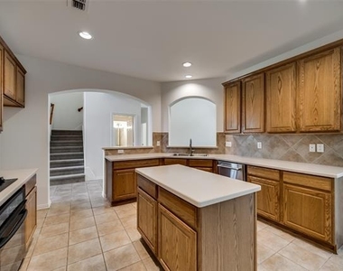 819 Rushmore Drive - Photo Thumbnail 10