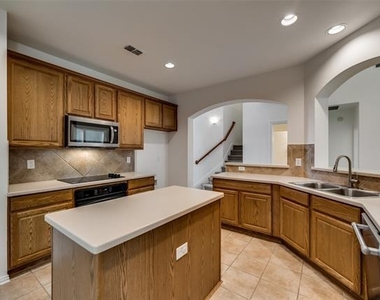 819 Rushmore Drive - Photo Thumbnail 9