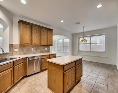 819 Rushmore Drive - Photo Thumbnail 11