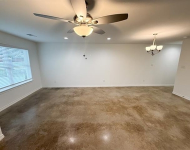 200 N Dallas Street - Photo Thumbnail 3
