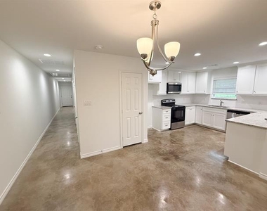200 N Dallas Street - Photo Thumbnail 5