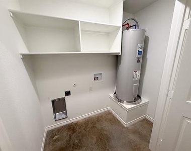 200 N Dallas Street - Photo Thumbnail 8