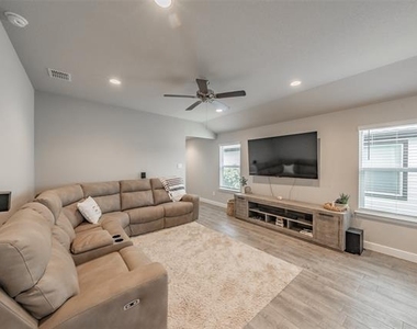 612 Capstone Circle - Photo Thumbnail 2
