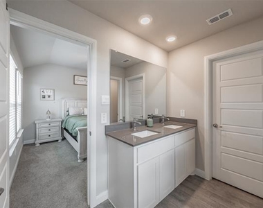612 Capstone Circle - Photo Thumbnail 18