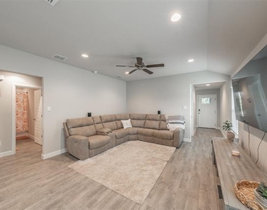 612 Capstone Circle - Photo Thumbnail 7