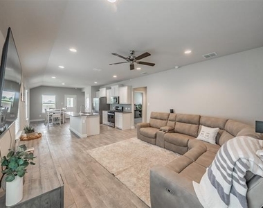 612 Capstone Circle - Photo Thumbnail 6