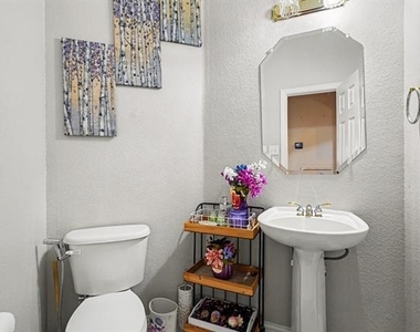 8660 Lariat Circle - Photo Thumbnail 16