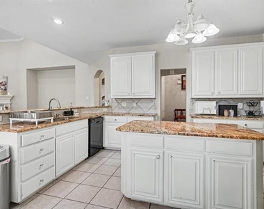 8660 Lariat Circle - Photo Thumbnail 11