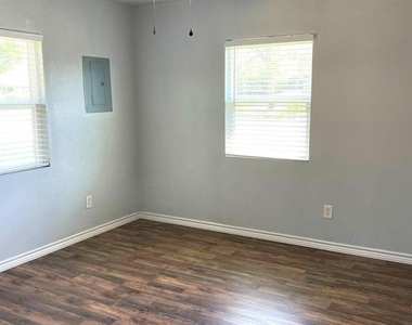 3921 Avenue H - Photo Thumbnail 11