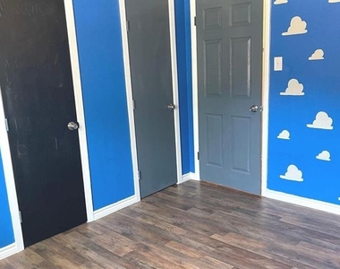 3921 Avenue H - Photo Thumbnail 13