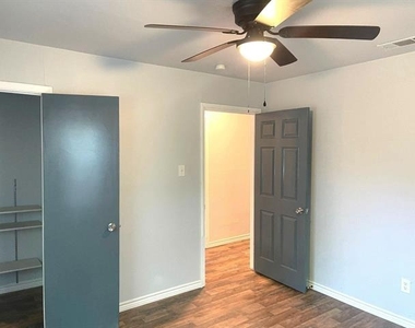 3921 Avenue H - Photo Thumbnail 10