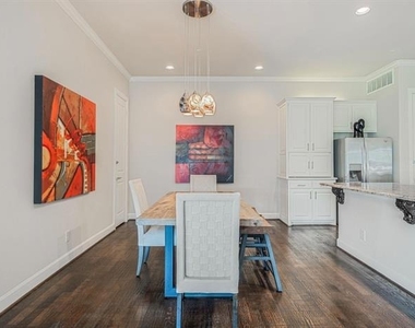 5001 Meridian Lane - Photo Thumbnail 9