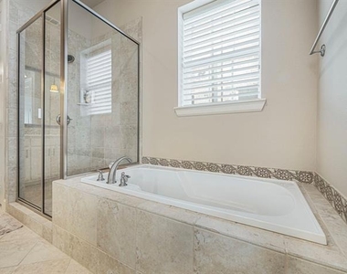 5001 Meridian Lane - Photo Thumbnail 16