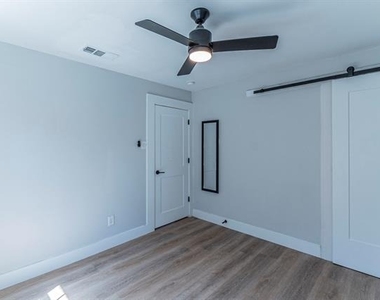 922 S Waverly Drive - Photo Thumbnail 11