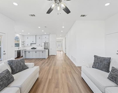 8405 Greenspoint - Photo Thumbnail 21