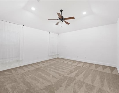 8405 Greenspoint - Photo Thumbnail 31