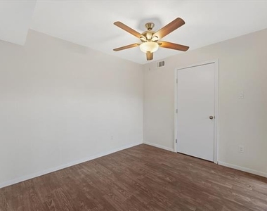 4007 Ridgebrook Drive - Photo Thumbnail 8