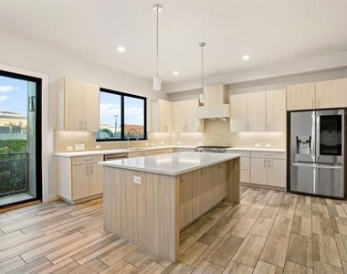 410 Melba Street - Photo Thumbnail 8