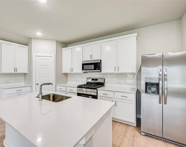 946 Olive Drive - Photo Thumbnail 5
