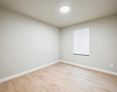 946 Olive Drive - Photo Thumbnail 15