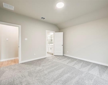946 Olive Drive - Photo Thumbnail 9