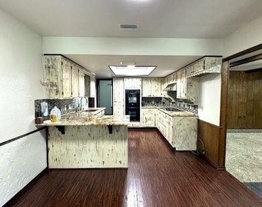 413 N Trail Street - Photo Thumbnail 9