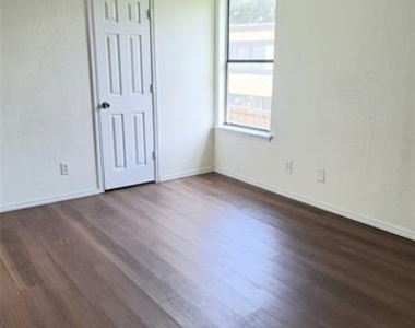 8109 Foxfire Lane - Photo Thumbnail 9