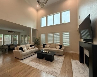 5315 Cree Drive - Photo Thumbnail 4