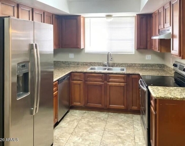 700 E Quail Avenue - Photo Thumbnail 3