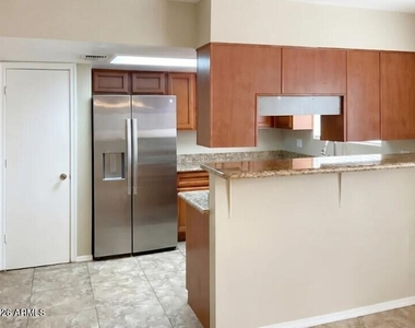 700 E Quail Avenue - Photo Thumbnail 2