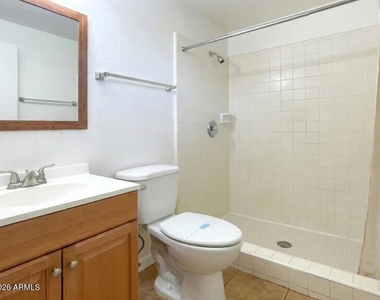 700 E Quail Avenue - Photo Thumbnail 6
