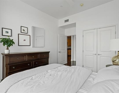 500 Throckmorton Street - Photo Thumbnail 13