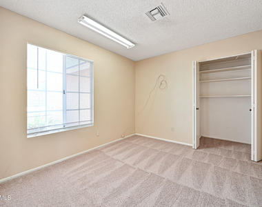 6830 E Paradise Lane - Photo Thumbnail 12