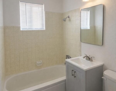 2512 W Ocotillo Road - Photo Thumbnail 7