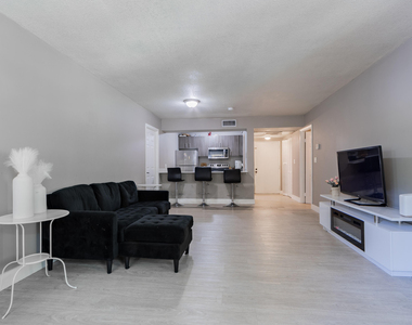 8100 Geneva Court - Photo Thumbnail 6