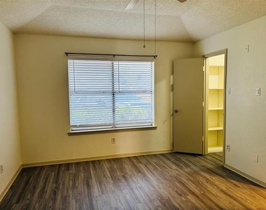 9928 Camfield Avenue - Photo Thumbnail 7