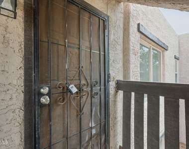 1927 E Hampton Avenue - Photo Thumbnail 23