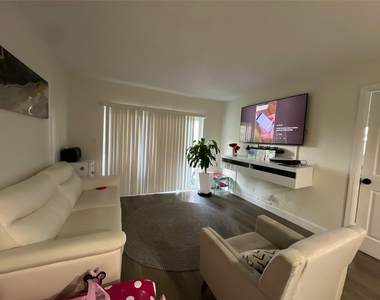1061 Nw 45th Street - Photo Thumbnail 5