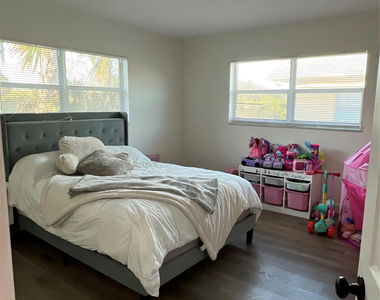1061 Nw 45th Street - Photo Thumbnail 8