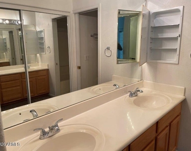 7021 E Earll Drive - Photo Thumbnail 9