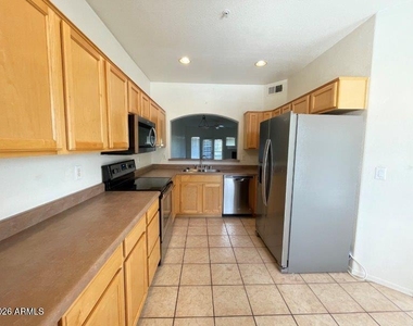 7021 E Earll Drive - Photo Thumbnail 2