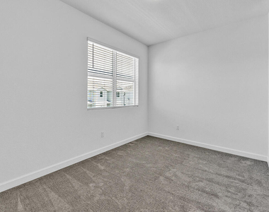 380 Se Crossoak Lane - Photo Thumbnail 11