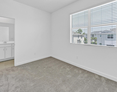 380 Se Crossoak Lane - Photo Thumbnail 6