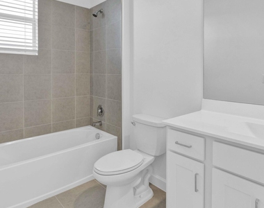 380 Se Crossoak Lane - Photo Thumbnail 13