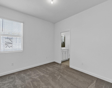 380 Se Crossoak Lane - Photo Thumbnail 4