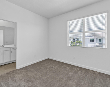 380 Se Crossoak Lane - Photo Thumbnail 5