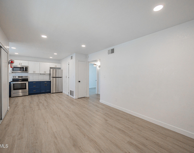 719 N 12th Avenue - Photo Thumbnail 6