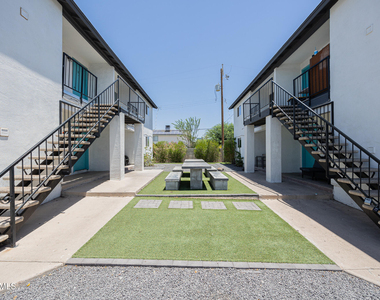 719 N 12th Avenue - Photo Thumbnail 1