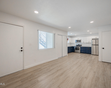 719 N 12th Avenue - Photo Thumbnail 3