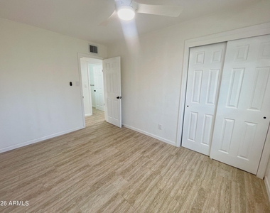 2401 E Meadowbrook Avenue - Photo Thumbnail 20